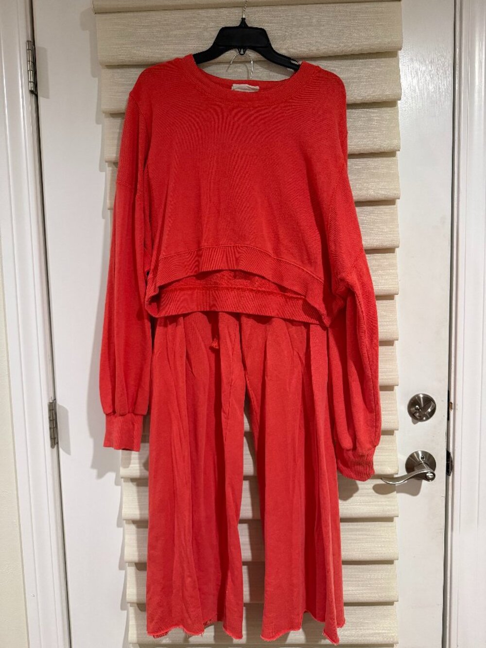 LaBiz red distressed sweatset (size M)